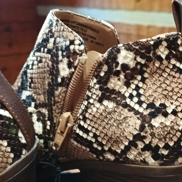 Cowgirlcore snakeskin embossed bootie w/ side cutout size 6 1/2 - Picture 6 of 9
